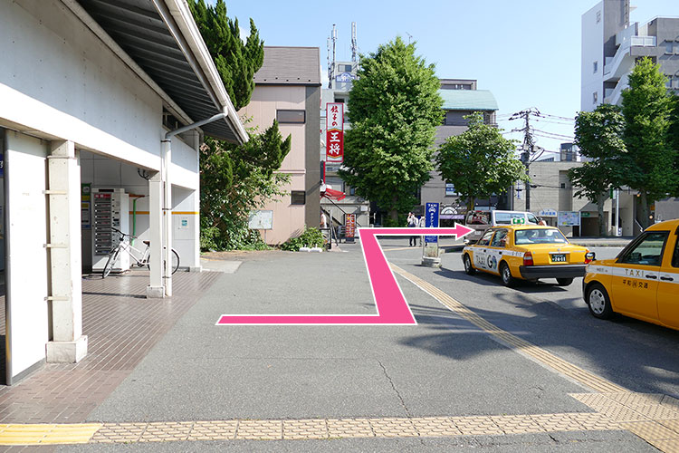 改札を出てロータリーの左側の道を進みます