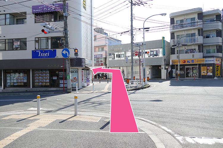 突き当りを左に曲がります