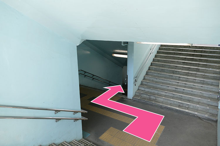 地下通路の道なりに進みます
