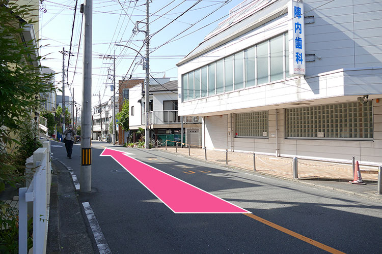 「陣内歯科」を通り過ぎます