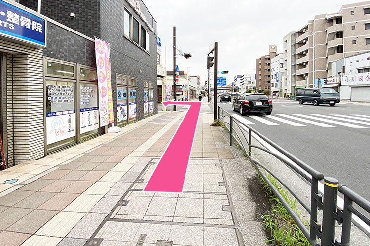 セブンイレブン側にわたり、左に曲がります